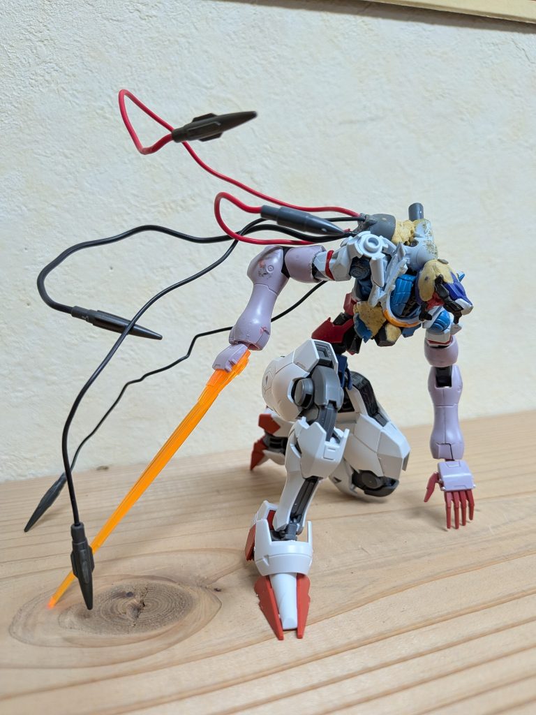 制作過程ケルビムをベースということで、ジークアクス系統と水星系統のミキシング、頭部をジフレドの開口フェイスとジークアクスと腰脚部は水星のキットを使用。腰部にボールデンアームのジョイントを仕込んで猫背風にできるように改造。パテを使用し、胴体に侵食され肉化した部分を作っていき触手を生やすためリード線を使用初期は長い両腕で進めていきましたm(_ _)mパテのヤスリがけはやらずそのままにしました