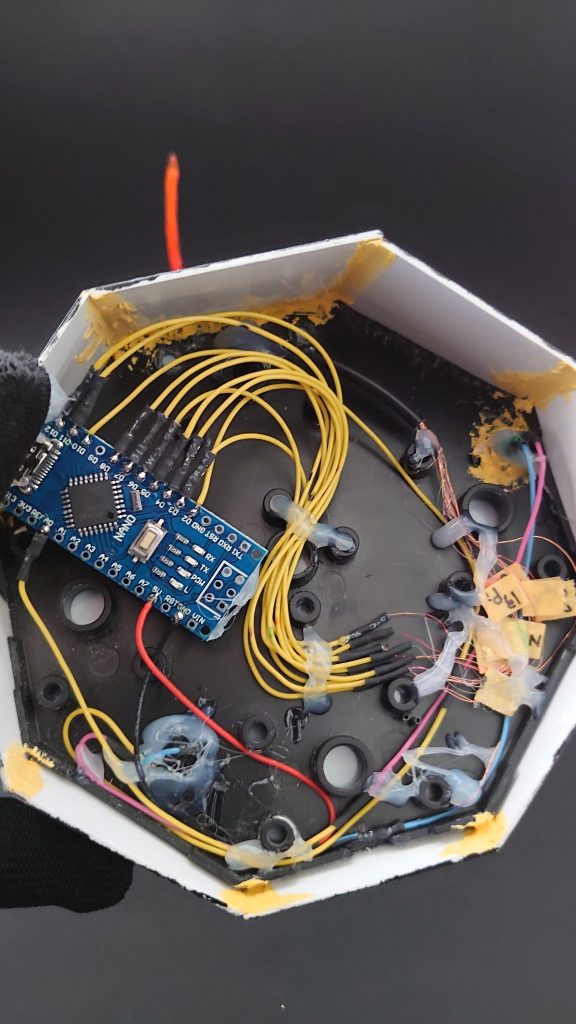 台座部分にArduino（マイコン）とモード切替スイッチを組み込んでいます。本体（モデル）部とは、一本のチューブを通して配線をつなげています。＜その他関連作品の紹介ショート動画もご覧ください＞