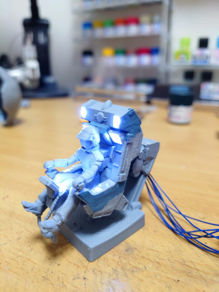 モデル部分の複数の計器類箇所にチップLEDを組み込んでいます。通電チェック中・・・。