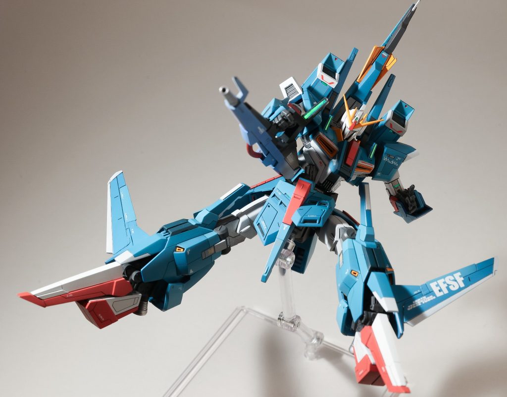 アクションポーズ。メガビームライフルはハイパーメガランチャーっぽくなるように塗ってみました。ゼータのライフルやクレイバズーカまでついてるので、バリューの高いキットです。