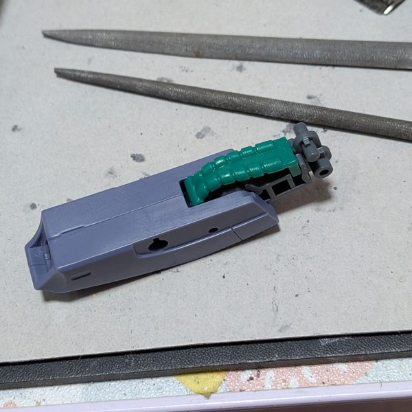 迷った結果バイアランになりました。ちなみに美プラはセスティエで両方製作。追記、肩アーマーを段落ち化しハイキューパーツのリベット2.5mmを仮留めし肩アーマーの段落ち化してない溝はコトブキヤの市販パーツを好みの形にカットし仮乗せ下腕部を後ハメ加工（5枚目）
