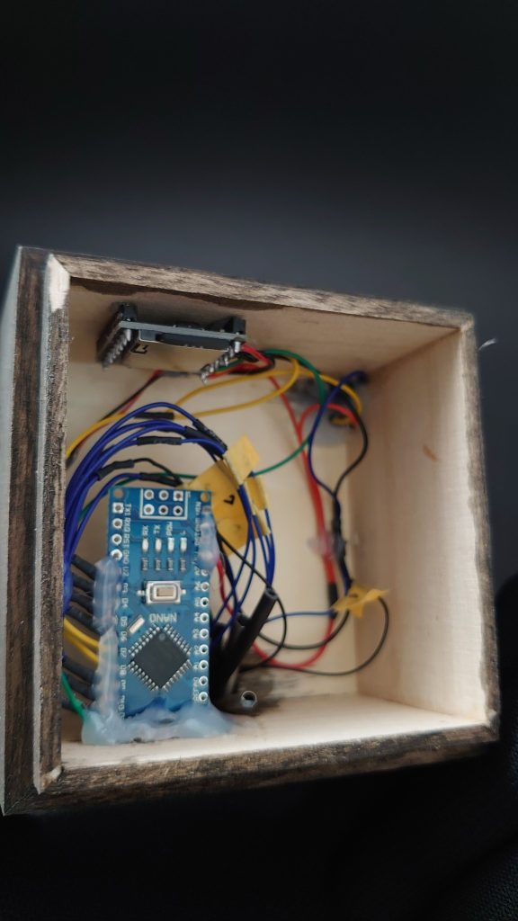 台座部分にArduino（マイコン）と音声出力基盤、小型スピーカー、モード切替スイッチを組み込んでいます。本体（モデル）部とは、天球シェル背面の接続コード群（ダミーあり）を通して配線をつなげています。＜その他関連作品の紹介ショート動画もご覧ください＞