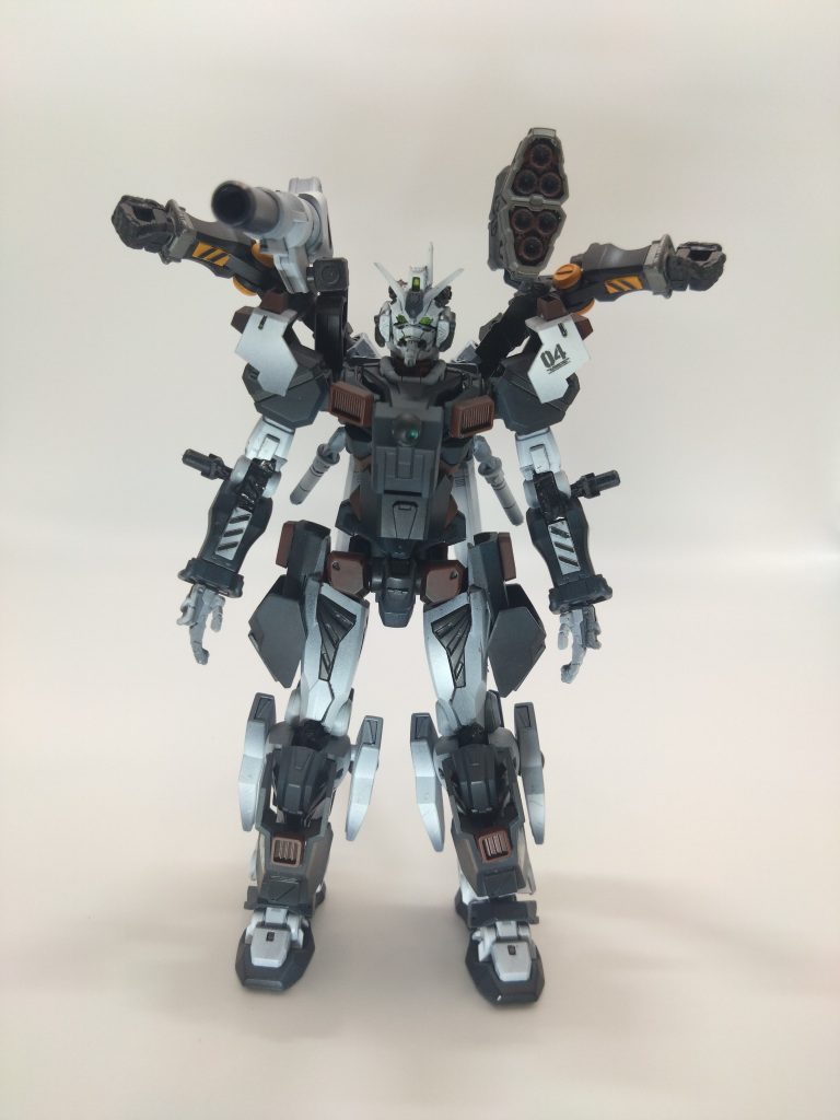 シールドなしバージョン。サブアームは赤いガンダムと軽キャノンのものを使ってます。