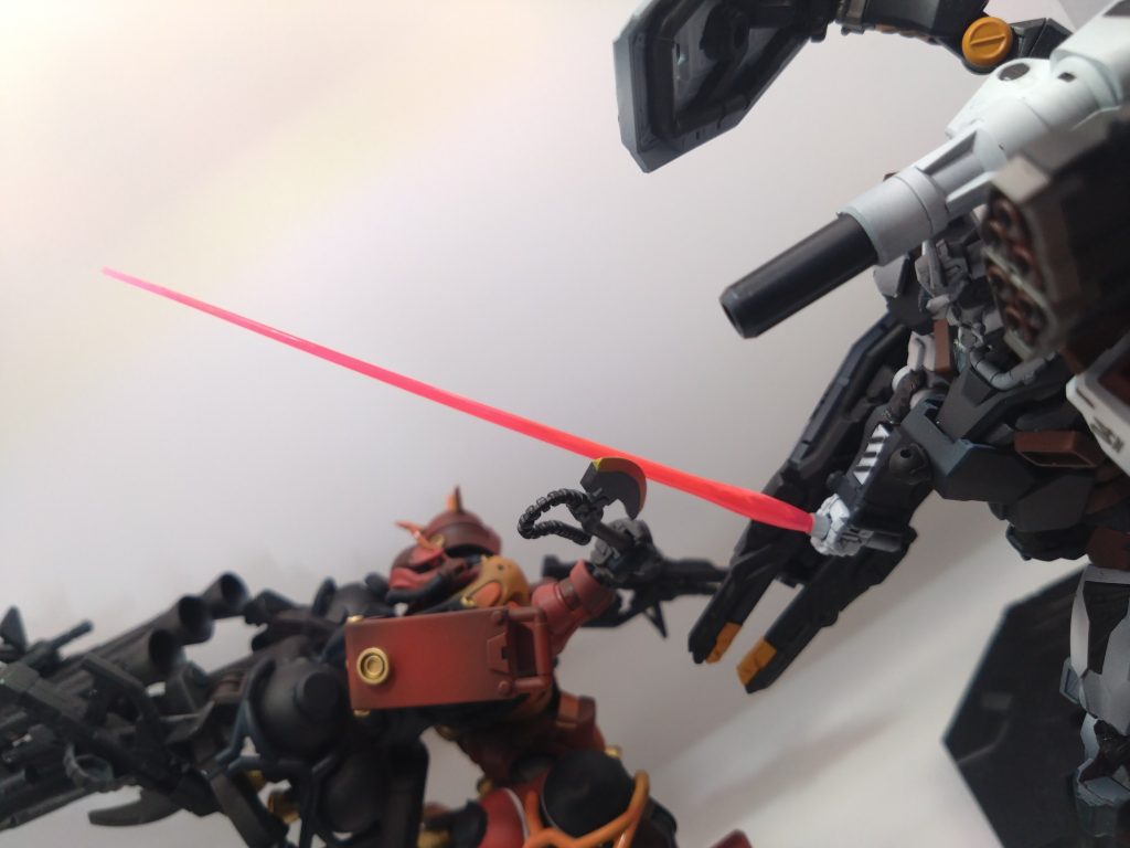 フルアーマーガンダムとの一騎打ちです。フルアーマーガンダムビームサーベル用の拳は塗装してなかったので急遽塗装してきました。