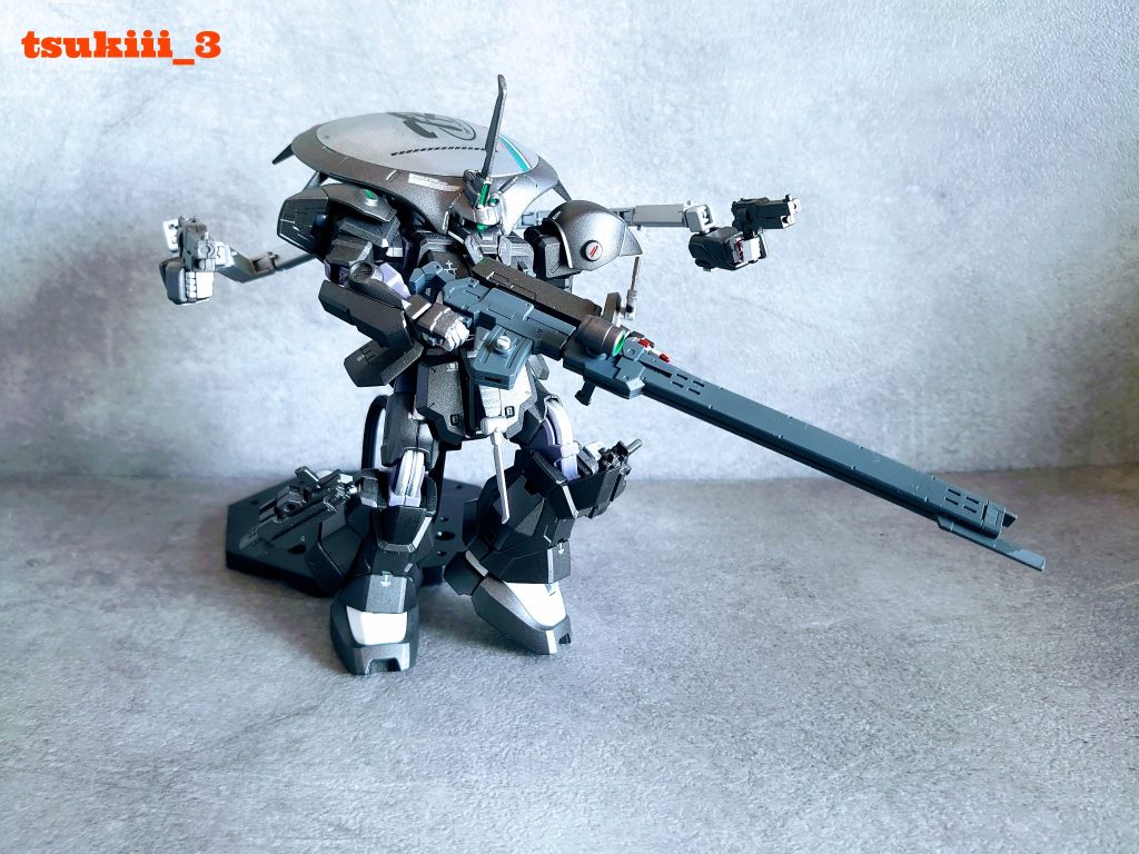 パワードアームズパワーダーを仕込んでおり、リロード時や、緊急時のサブアームを展開し、ハンドビームガンを装備。