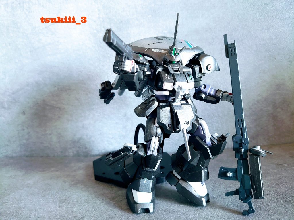 装備は30MMの大型ライフルにジャンクパーツやレドームを追加。両脚部にはハンドビームガンを装備。