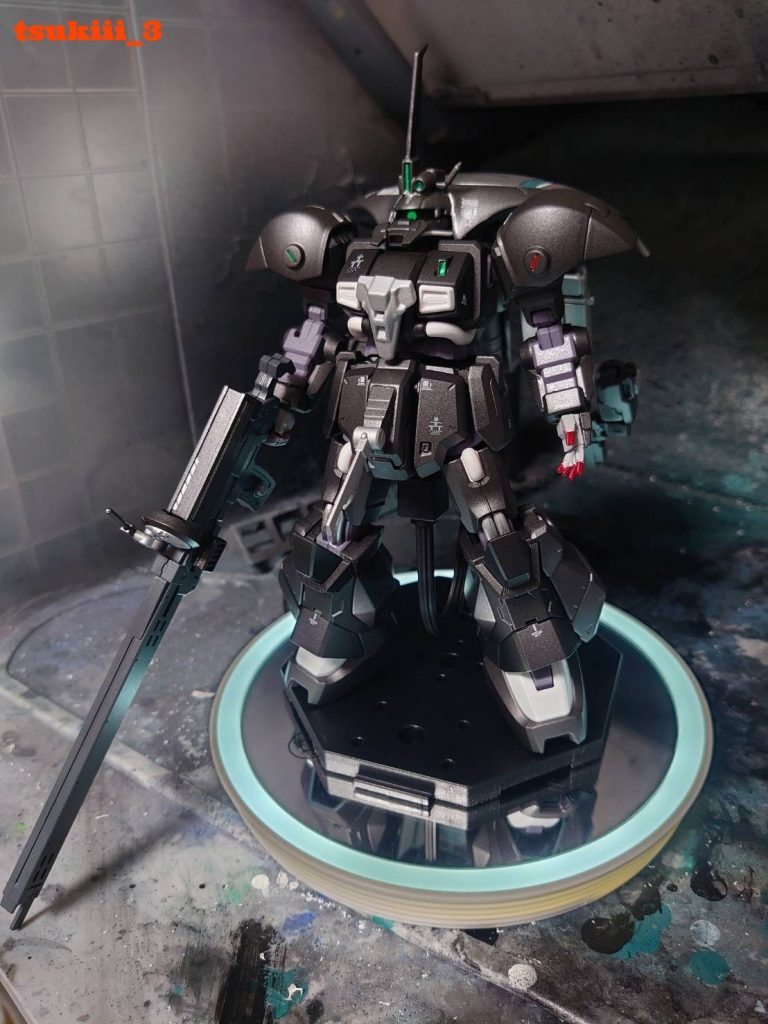 頭部にはHGアイザックの頭部レドームと、ハイザックカスタムの頭部を合体。頭部の先にはアイザックの髭を移植。さらに頭部パイプはエナメルのパイプを加工し装着。頭部のアンテナ周りはジャンクパーツで構成。胸部に追加装甲、下腹部にアイザックのアンテナを追加。肩部アーマーはアイザックの物を転用。