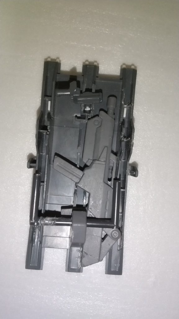 シールドの裏には、なんとHG師電のライフルを携帯させました。スナイパーライフル単体だとキツいと思うので、せめてもの護身用の隠し武器です。