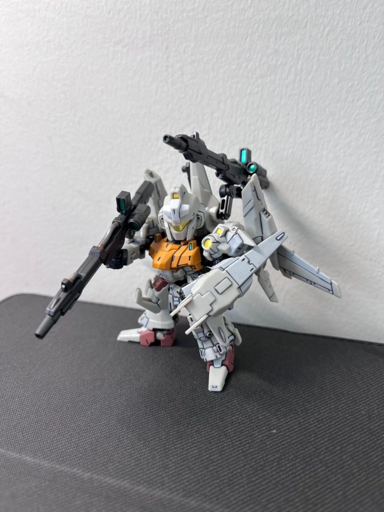 黄色いメタリックは付属シールですが、緑の方はガンダムマーカーです。これくらいの部分塗装なら手軽で優秀ですね