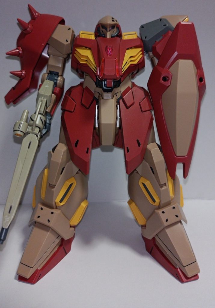 F01型とは違って角ばったような印象だけど配色や肩のスパイクショルダー・アーマー、特有のリアスカートやバックパックのおかげかメッサーだとすぐ分かるデザインになっています。