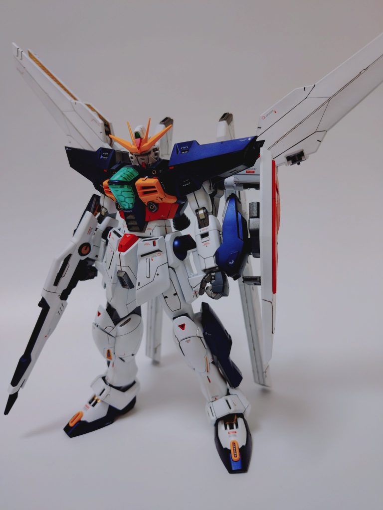 この機体のカラーは購入する前から決めてた、ガイアのプリズムブルーブラックとアルティメットホワイトです