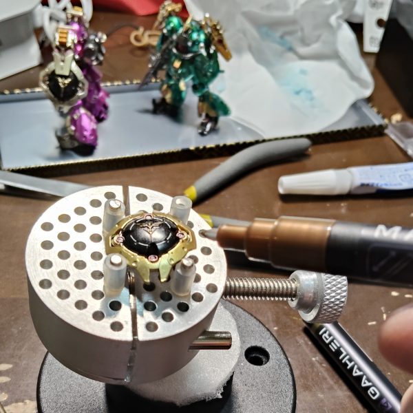 評判が良いようなので、セールで買って試してみました。アーティファクトのフレームやシリンダー、武器などのつよい味方になってくれそうです。溶剤の種類ごよくわからんけど、塗り重ねの相性など、探りながらですかね。でもこんなに銀や金でいろんなバリエーションのあるマーカーはなかったので、ついついメタルカラー使いたがりのワタシとしては、めっちゃ嬉しいです。ミスターホビーマーカーのメタリックシリーズも良いですが、隠蔽力などが違うので、用途で使い分けですかね。光沢の輝度、金属感は、4アーティストマーカーが最もつよいと思いますが、乾くのにとても時間がかかりますね。（2枚目）