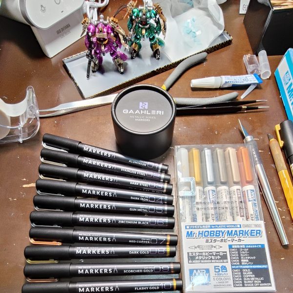 評判が良いようなので、セールで買って試してみました。アーティファクトのフレームやシリンダー、武器などのつよい味方になってくれそうです。溶剤の種類ごよくわからんけど、塗り重ねの相性など、探りながらですかね。でもこんなに銀や金でいろんなバリエーションのあるマーカーはなかったので、ついついメタルカラー使いたがりのワタシとしては、めっちゃ嬉しいです。ミスターホビーマーカーのメタリックシリーズも良いですが、隠蔽力などが違うので、用途で使い分けですかね。光沢の輝度、金属感は、4アーティストマーカーが最もつよいと思いますが、乾くのにとても時間がかかりますね。（3枚目）