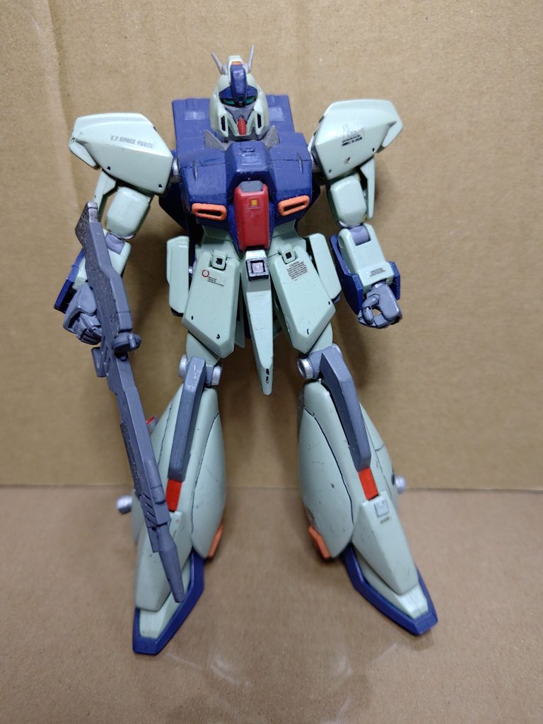 コロナ騒ぎの前、HGが高価だった為、仕方なく購入した旧キット。(当時はガンプラが高騰するなど、考えもしなかったです)部品全体が厚ぼったくて、パーツ精度がかなり甘い難キット。改造したのは、腰部可動域の向上。股関節をボールジョイントに変換。後は筆塗り全塗装で仕上げました。