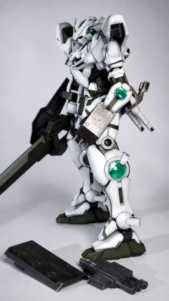 今回左手の武装を自作してみました。ナックルガードと牽制用のシールドガンに使い捨て用のシールドです。クリアパーツの下はメタリックグリーンの上にホログラムシールを貼り付けています。