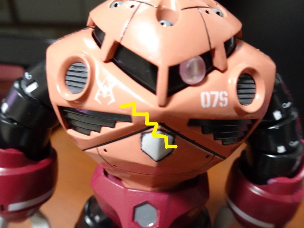 コクピットのスミが微妙なのでエナメル流し込み塗料をもう一度流しました。&nbsp;コクピット割れました。&nbsp;おいらのハートも割れました。&nbsp;上半身を割って裏から補修です。再度重ねて塗りなおしです。サフ吹いてピンク塗ってるのに下地までスミ流れたのでしょうか？&nbsp;いいえ違います。&nbsp;コクピット周辺のスミが気に入らなかったのでタガネで追撃掘りしたからです。そっから流れこみました。　いらんことしちゃだめですね。良い勉強になりました。