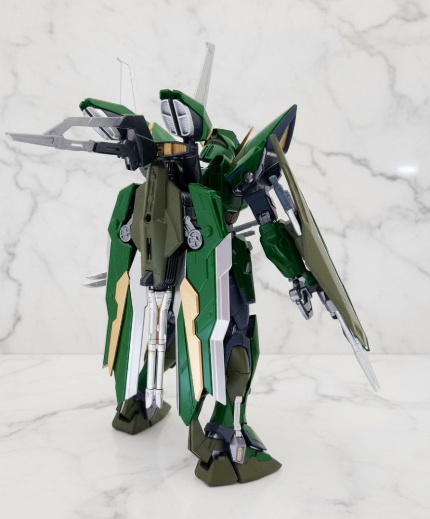 バックパックには、ガンダムアストレイブルーフレームセカンドLのメイン武器である「タクティカルアームズ」を装備しております。