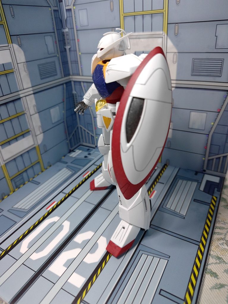 印象的なシールド。それまでのガンダムシリーズとは全く異質なデザインですが、ヤマト2520にも通じるライン処理が如何にもシド・ミード。