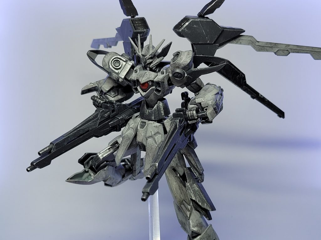 腰から伸びたアームにはバスターキャノンが接続されています。取り外して手持ち武器になる他、予備のエネルギータンクとしても利用されている設定です。
