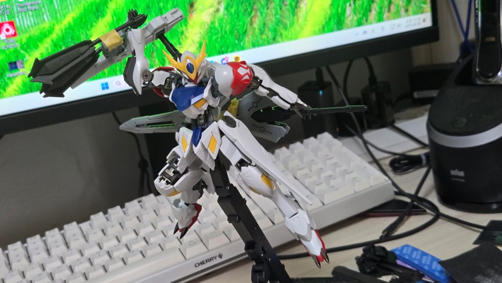 ミニメイスが好きなので、こうやってサブアームで引き寄せるのがかっこよかったのに、残念です