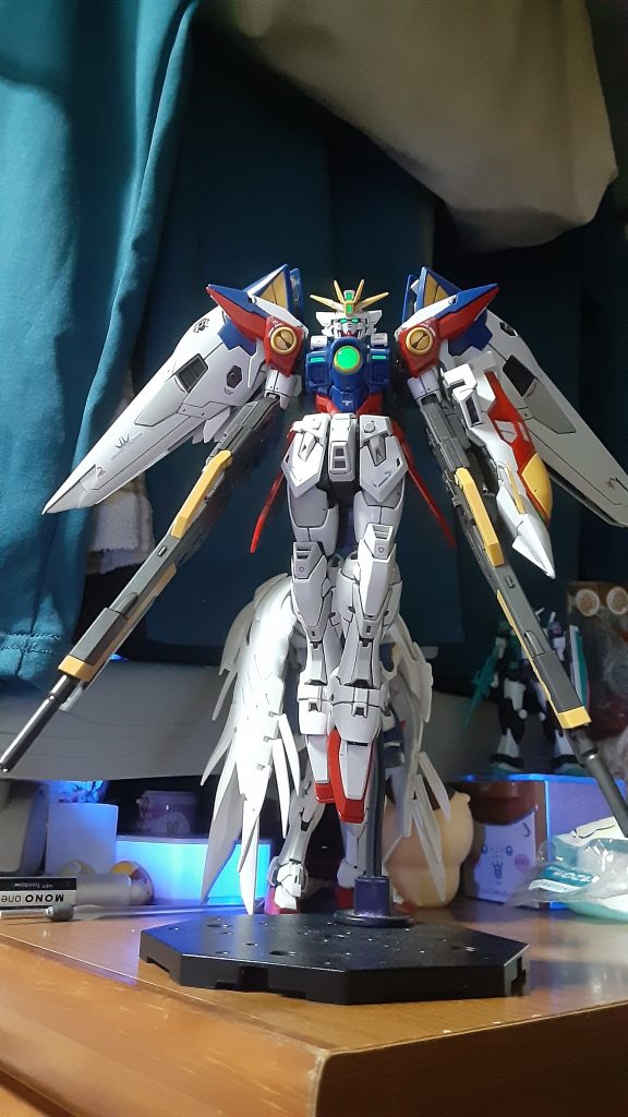 浮いているポーズも様になりますね。