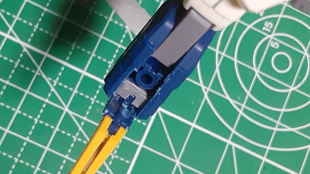 そうすることでバードモード時のクロー展開の可動域を拡げました。
