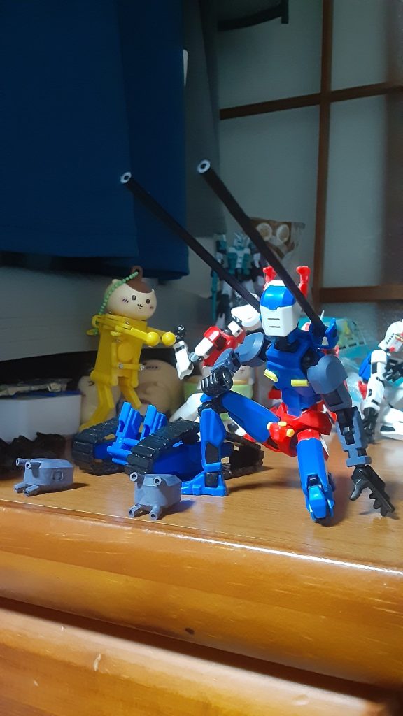 「タンクやってる場合じゃねぇ！すぐ向かう！」とガンダム達が窮地に立たされるとタンクパーツ外して急行します(笑)