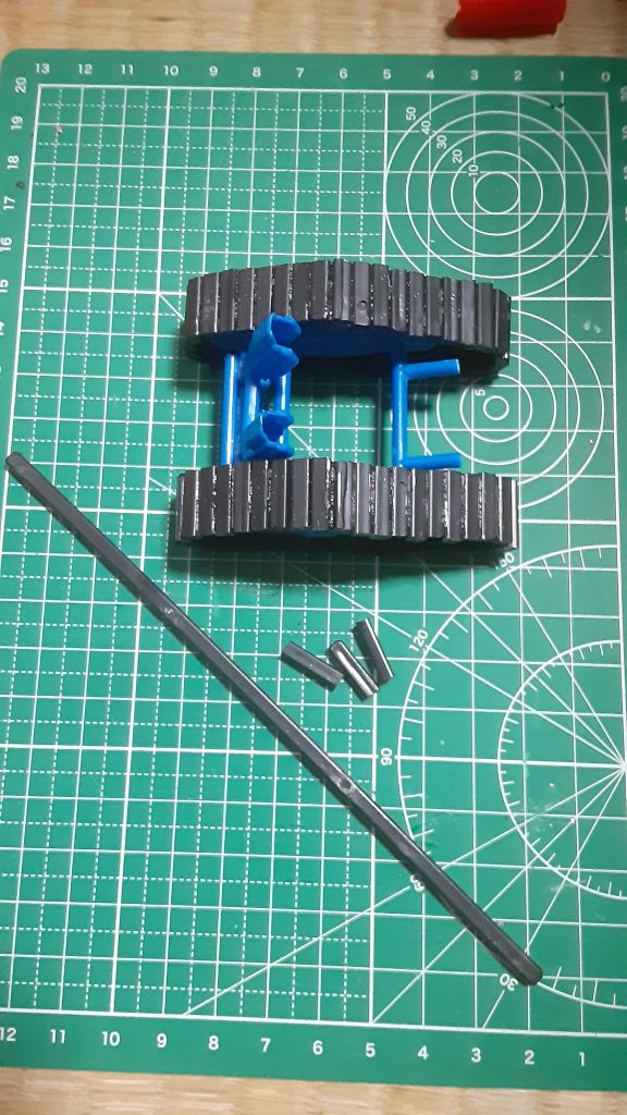 キャタピラはキット付属のプラ棒をカットして接着し、繋ぎ合わせてます。