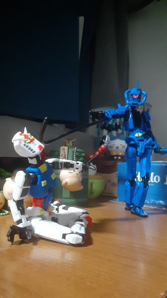 ガンダムの顔にペチッと一発！