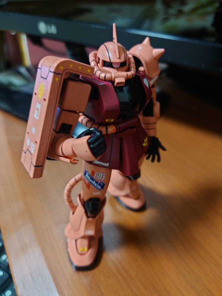 １作品目：1/144HGシャア専用ザク道具：ネットの初心者用キット、100均（平筆、スポンジヤスリ、スジボリテープ）スジボリ（ﾊｲｷｭｰﾊﾟｰﾂ0.15）マークセッター　他&nbsp;★初めて挑戦して勉強になったこと★（ベテランさんには当然のことだとは思いますが・・）ゲート跡をデザインナイフで凹ませてしまう。傷つけてしまう。塗ってから合わせ目は消せない。・・ぃゃできるかもしんない。修正しようとしてラッカー塗料の上塗りは絶望デカールを何枚か破く。浮いて離れるまで待つ。ストーブで乾かさない。マーカーでスミ入れ後はすぐに消す。溶剤で消そうとして塗膜が消える。デカールをちゃんと調べる。&nbsp;&nbsp;&nbsp;&nbsp;ここからスタートしてチョットづつ上手くできればいいな～　自分がうまくなった時の黒歴史になる様、ここに記録を残そうと思います。