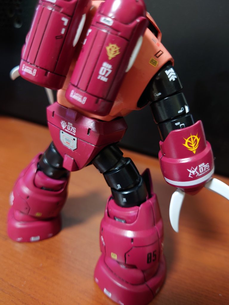 デカール貼りですが　ながーーいデカールを貼るのは初めてです。ラインデカールは丸まっちゃうとヤバいと聞いたので丸まらないようにそうめんのように端をつまんで腕に巻きました。あと公式じゃないデカールがAmazonとかメルカリで売ってますけど貼って載せてもいいものか・・・ビルダーズノートはダメって書いてましたね。&nbsp;最後に半ツヤトップコート仕上げです。