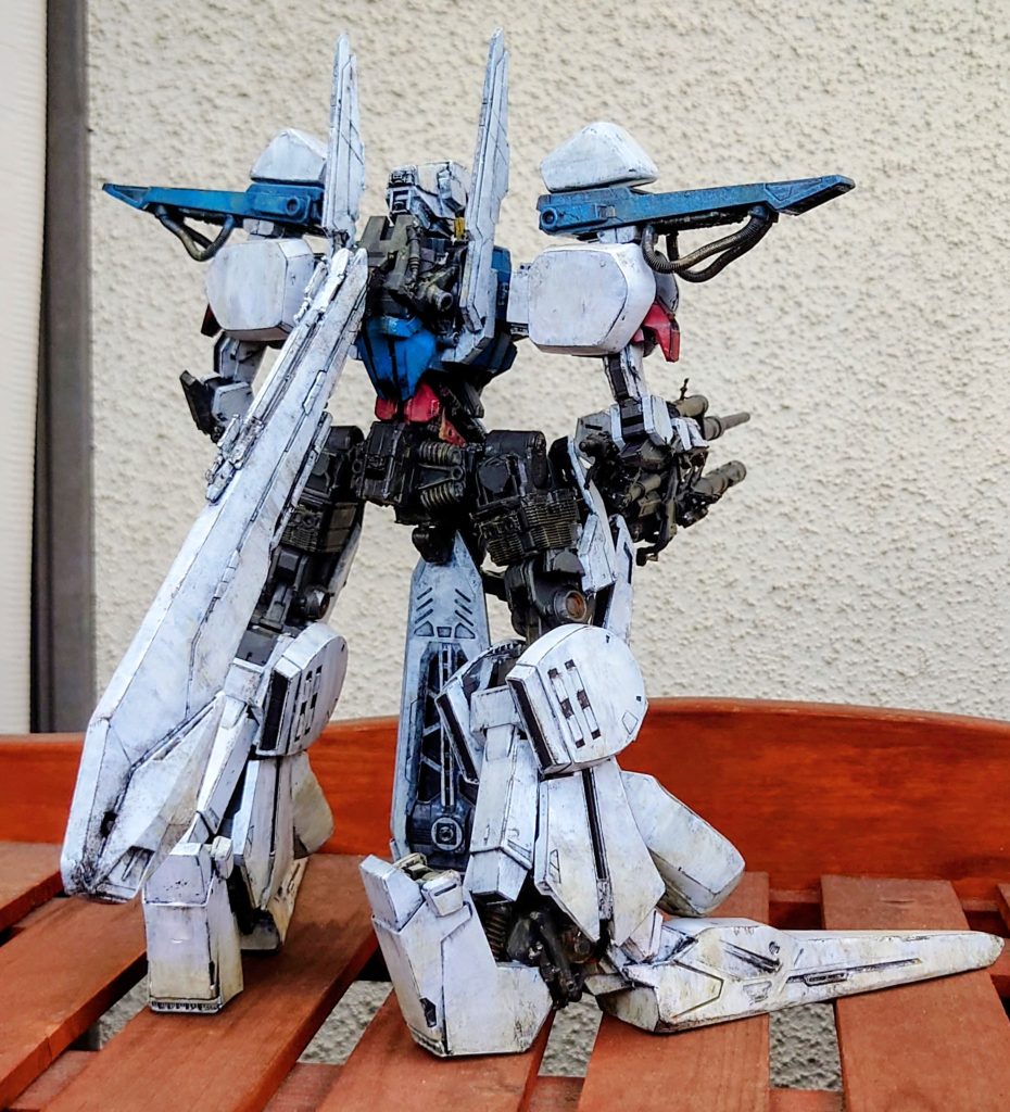 背面。コトブキヤからかつて販売されてたガレージキットを参考にしつつ、スターウォーズの撮影用プロップよろしく塗装時にメカ部分と面構成で陰影を作りつつ各部アレンジを加えてます。元々ゴツいMGZZがベースなので縦にも横にもでっかいです(笑)