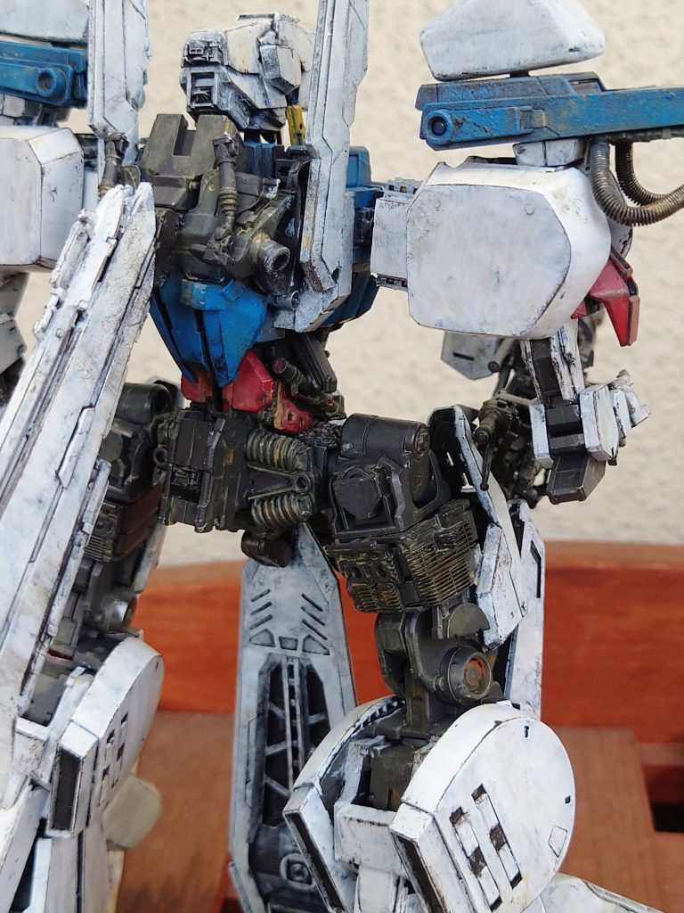 脚周りは中古店で買ったジャンクのMGストフリガンダムやバンイップブーメラン、元キットの上腕パーツを使用。プラ板で張り合わせてスリッパの様に履かせてます。脛はホンダCBシリーズのタンクを加工して取り付け。元デザインに一番近いパーツなのと、カトキ版MSは小林誠のそれとは対照的に直線的で工業的ラインのデザインが大半であるため、デザインを調和させる為に実験的に使ってみました。