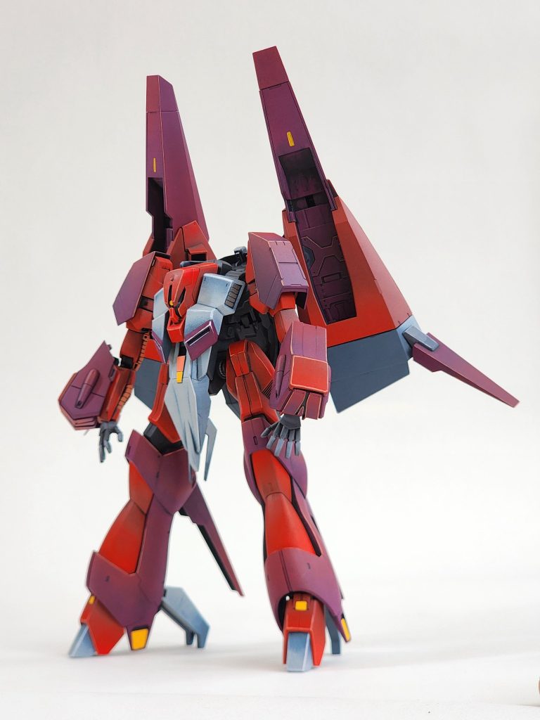 メッサラは他のHGユニットと比べてもひときわ存在感を放っている。The Messala stands tall against other HG units. It has great presence.