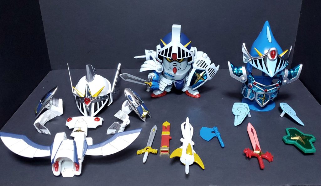 バーサルナイトガンダムとありますが、ナイトガンダム、フルアーマーナイトガンダム、バーサルナイトガンダムすべての鎧と武器がついてくる超豪華キットです。