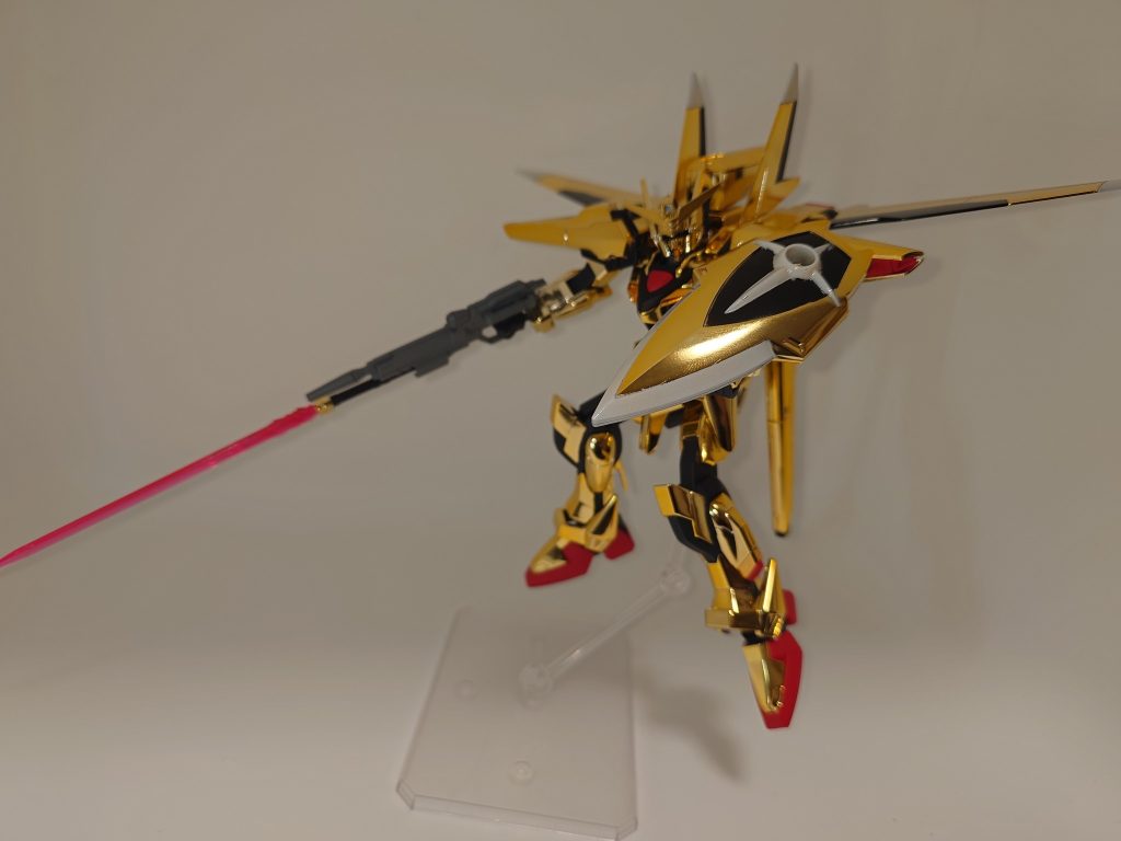 劇中で使わなかったライフルとの連結をさせてみたりと可動が最近のキットと比べ狭いのであまり撮影できませんでした。&nbsp;今回はHGのアカツキを製作しましたがRGのアカツキを組みたいと思っていますがメッキ部分の保護（主に指紋などの汚れ）をどうしようか考えていたのでメッキの部分が溶けないかの確認で組みました。結果として溶けてなかったので良かったのですが指紋は若干ついたので別途方法を考える必要もあるかなと思ってます。&nbsp;&nbsp;ご覧いただきありがとうございました。