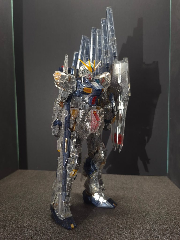 内部フレームはガイアのブレードシルバーで塗装しました。ゴールドは４マーカーで手軽に。