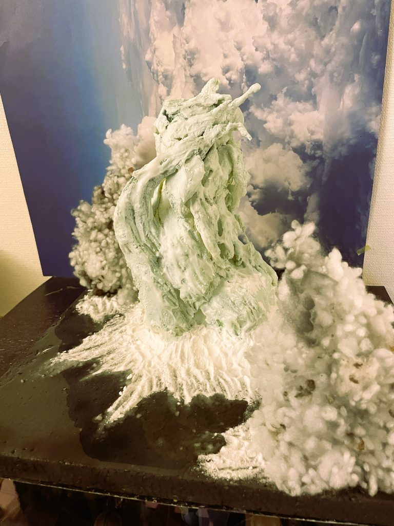 中央の水柱はスタイロフォームで芯を作り紙粘土を重ねた上にマットジェルメディウムで凹凸をつけたものです。つや消しホワイトで着色しています。水泡は重曹を散りばめてそれらしく演出してみました。光栄堂のモデリングウオーターを使用して海面を表現してみました。今回初めて使ってみたのですが、水表現はこれ１本あれば解決と思います。塗るだけで水の透明感を引き出すことが可能です。