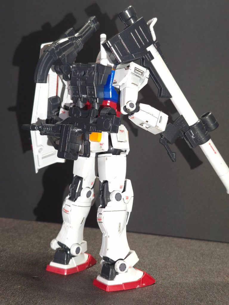 クレオスのガンダム用メタリックカラーをメインに半ツヤで仕上げました。