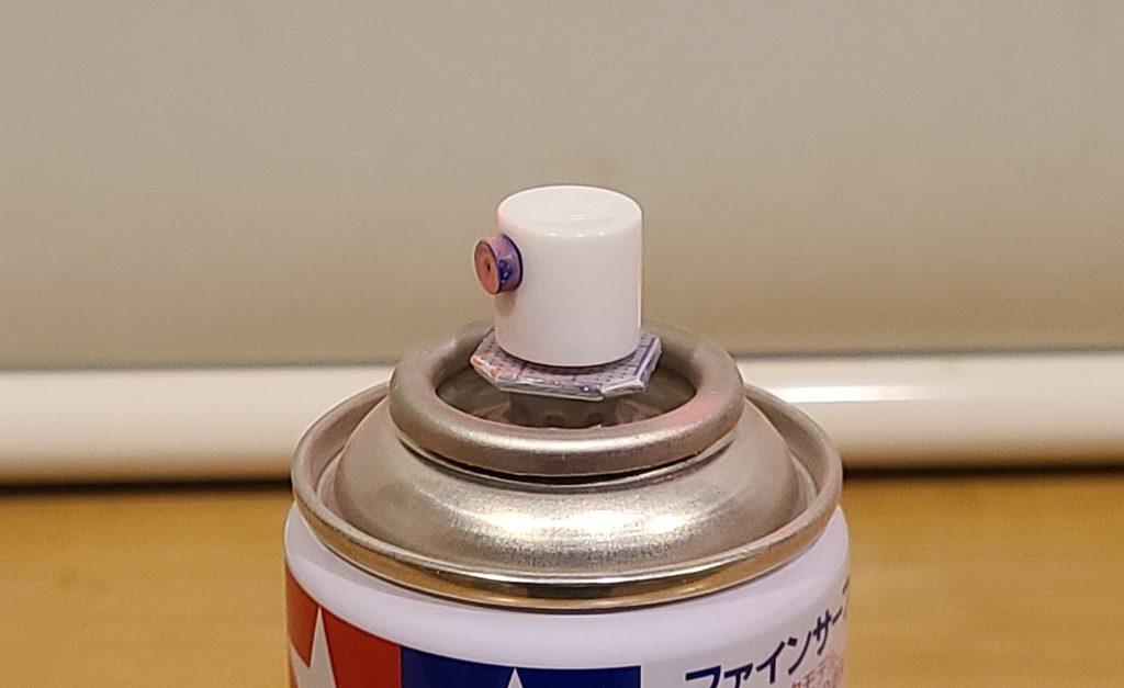 作品名：<p>最近知ったのですが、ノズルと缶のあいだにスペーサーを入れると吐出量を抑制できるみたいですねー (;´д｀)5円玉いれてる人もいるとか。。。 取るのを忘れて5円玉を捨てるとマズいので、プラ板で代用してみましたー (*´ｪ｀ [&hellip;]</p>
