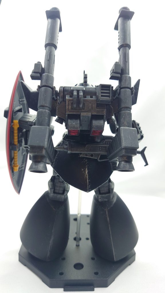 陸戦型ゲルググを名乗る上でネックになるのがパックパック。ゲルググキャノンのバックパックを無理やり使ってます。ダクトとホースの配置が違うだけでそれ以外はほぼ似た様な物なのでもうこれでいいかなって。高機動型ゲルググ(ジョニー機)を購入してバックパック用意したけれど、あれはあれで作りたくなってしまいまして…。