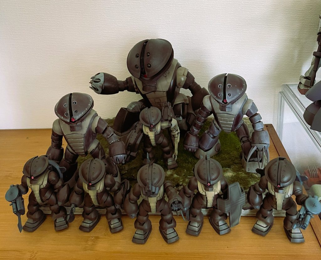 次回作、「小さな防衛線」をテーマにジオラマを作成予定です。カツ、レツ、キッカが大活躍した回でしたね。いつの間にかアッガイが9体に増殖していました。MG、HG*2、サンダーボルト版*6の内訳です。