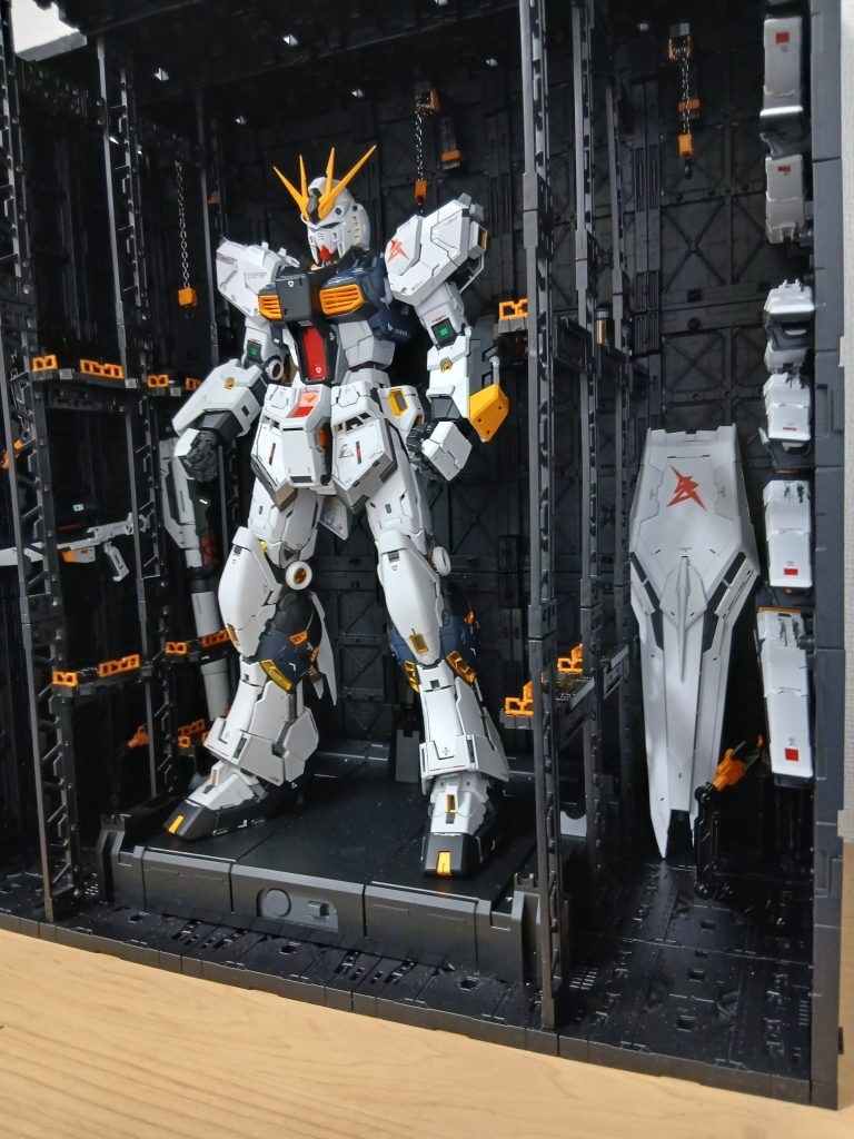 100均のパーツ組み合わせて格納庫っぽくしてみました