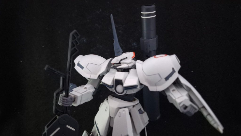 製作したのはガルバルディリベイク。『機動戦士Zガンダム』のガルバルディβを『機動戦士ガンダム 鉄血のオルフェンズ』をイメージさせる姿に作り変えたなんともビルドシリーズらしいガンプラです。成形色はサンドイエローが中心ですが、購入した時からなんとなく「むしろ土の匂いがしない塗装をしてみたい」と考えていたのを実行に移しました。オルフェンズ風ありきなのにテストカラーとか試すんだろうかという気もしますが。