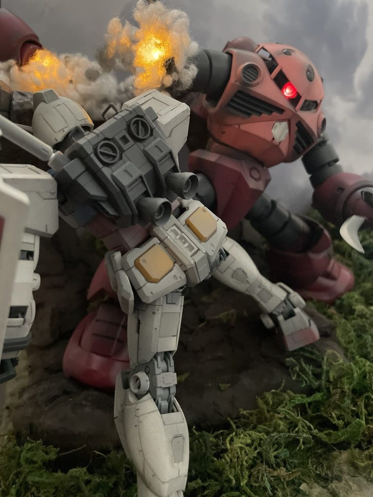 ズゴックの右腕を斬り飛ばすガンダムです。
