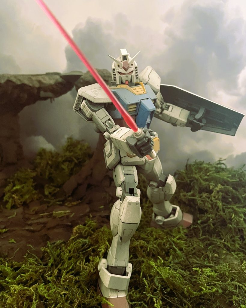 ビームサーベルを抜くガンダム。