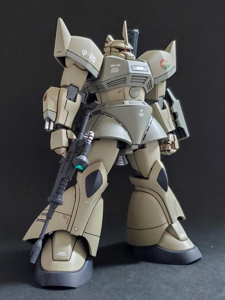 今回は一度手掛けてみたいと思っていた陸戦型ゲルググを妄想ぶっ込みで制作いたしました🤭🎶陸戦型の特徴となる両腕の実弾装備、ショートシールドを踏まえて制作。カラーリングはアフリカ戦線仕様設定なので、砂漠カラーで仕上げました😎👍️