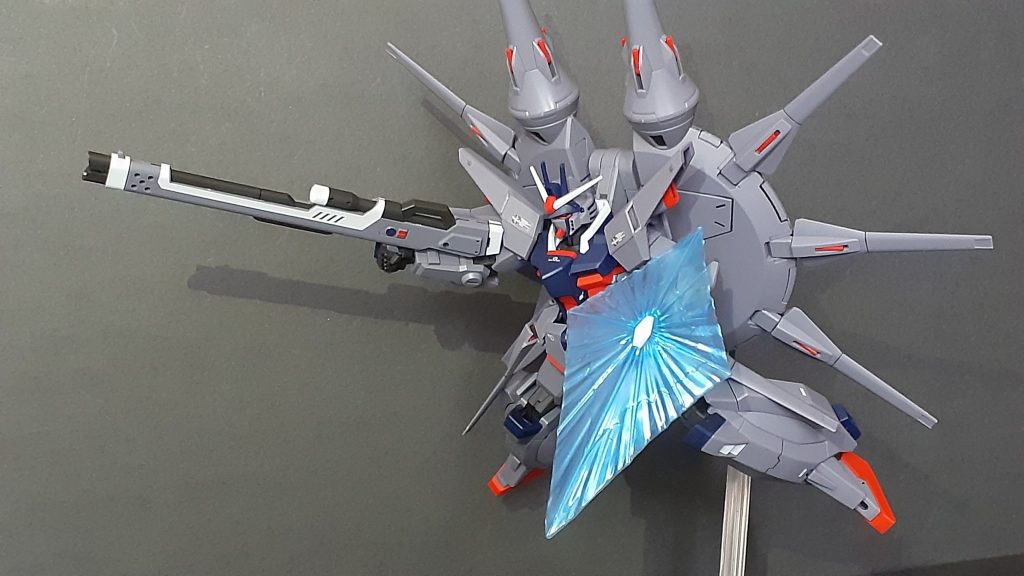 ビームライフルは他のザフトの機体とはずいぶん違いかなりの長さ。付属のシールはほとんどライフルの色分けだったり。シールドはデスティニーと同型。
