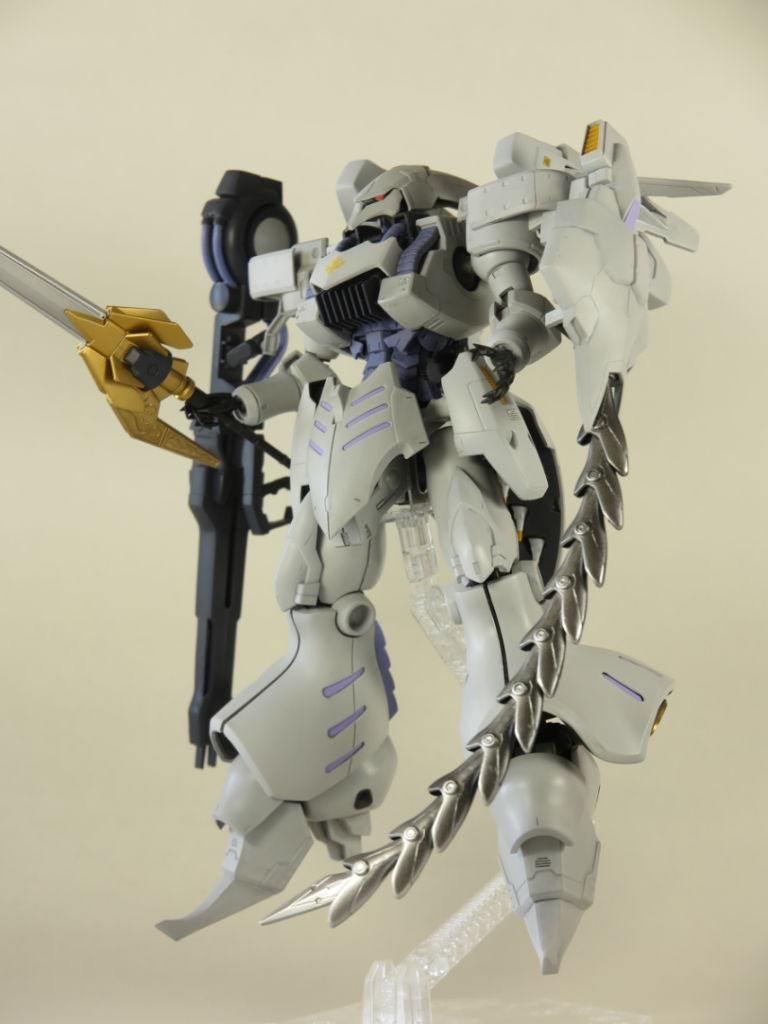 トールギスⅢのキットの手はしょぼいしアンベリールの手は大きすぎるので、コトブキヤのシャープハンド2に交換武装はトールギスⅢの物以外にプレバンで売られていたEW拡張セットからトールギスⅡ用の大剣に柄の部分をMSG何かの3㍉軸に交換して持てる様に改造