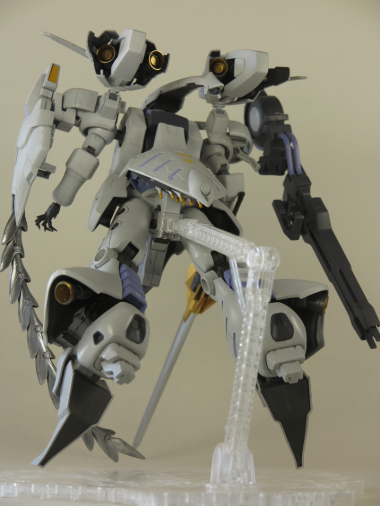 昔作ったMGキュベレイで股関節折れたジャンクパーツがあったのでカカト部分を内側どうしのパーツを貼り合わせ、ヒールも同じく幅詰しています後、バーニアも追加